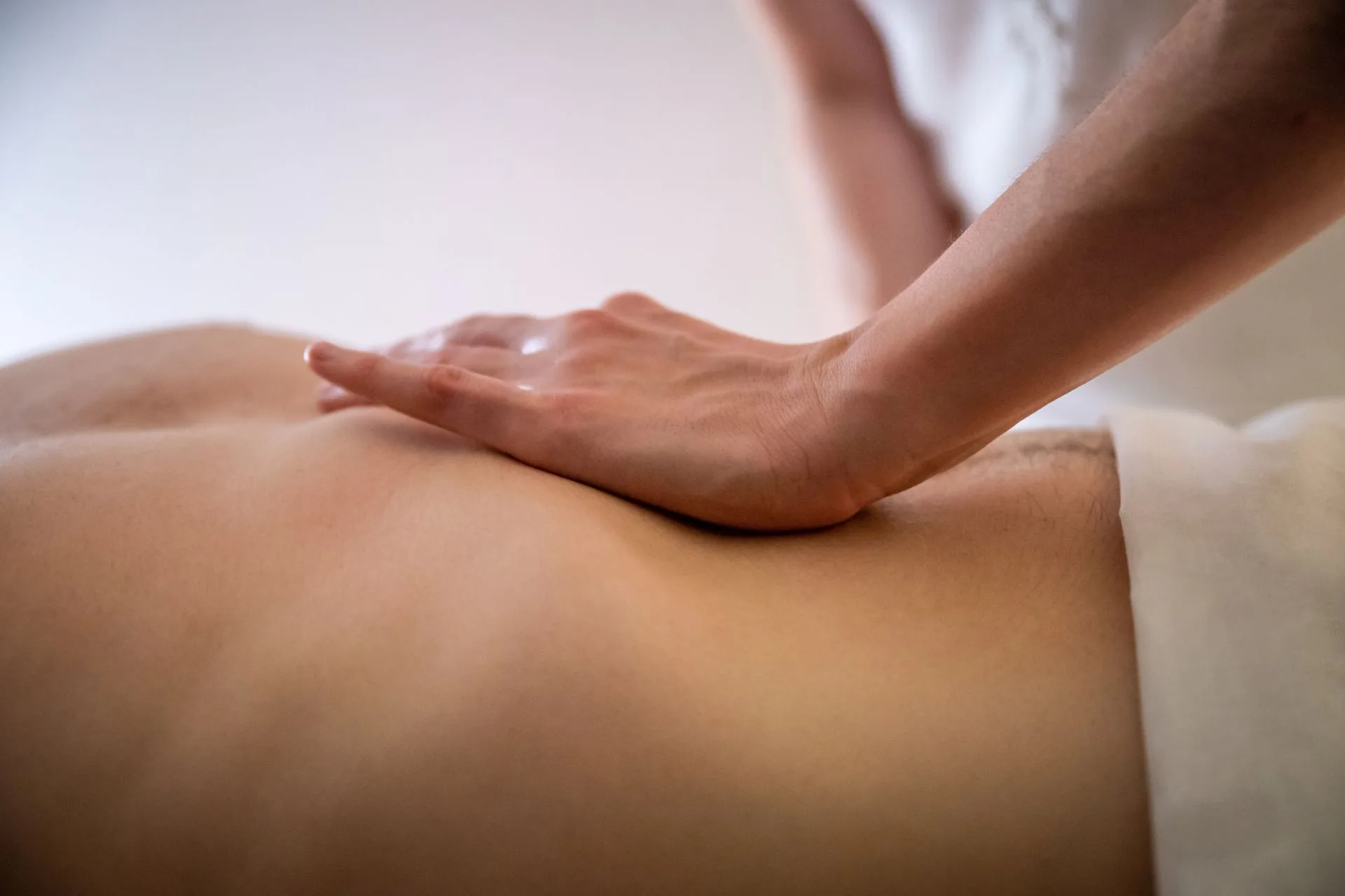Cabine de massage bien-être duo à KréAura Spa Montlhéry